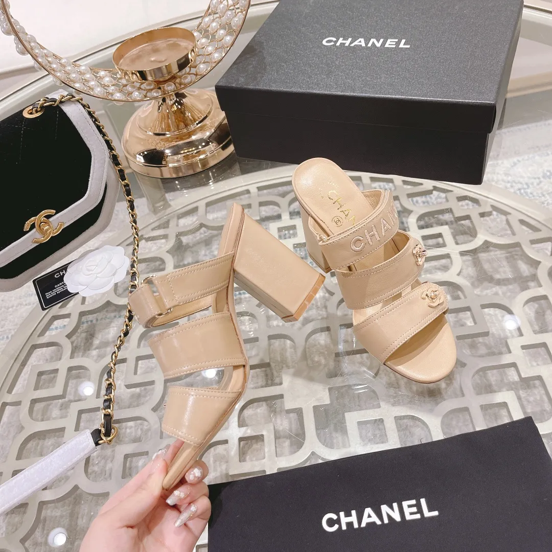 👟👟Ex-factory price 540👟👟 🌹🌹🌹2025 latest CHANEL Chanel early spring catwalk new model 🌸️Purchased the original version in Hong Kong and opened the mold exclusively. Top quality % genuine last developed with smooth lines. The shoe shape is perfect and can be safely entered and exited from the counter! Official website 1:1 production. 🇮🇹🇮🇹🇮🇹 Material: Mixed sheepskin imported from Italy & private molded double C buckle and letters are delicate, smooth, shiny and feel great! 💅The fabric and the feet are made of the same material, which is great on the feet! ! ! Color: black/apricot Code number: 34-40 (custom-made sizes 41 and 42 are non-refundable)